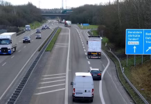 Detuvieron a un hombre por tener relaciones sexuales con su novia mientras conducía a 140 km/h