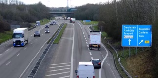 Detuvieron a un hombre por tener relaciones sexuales con su novia mientras conducía a 140 km/h