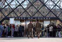 La justicia francesa imputó a dos personas por el robo de joyas en el Louvre y liberó a otras tres en París