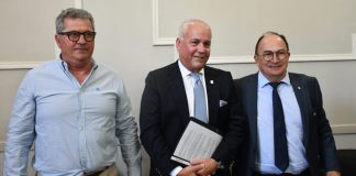 Guillermo Ni coló entregó al Embajador de Panamá el proyecto en marcha de plantar arboles por los caidos en malvinas