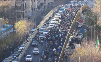 Crece la tensión en Irán: estudiantes se sumaron a los comerciantes para protestar contra la crisis económica