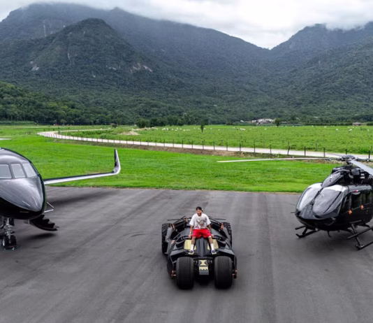 Neymar mostró sus tres vehículos inspirados en su pasión por Batman valuados en más de 60 millones de dólares