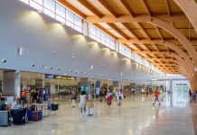 Un hombre sentó el cadáver de su esposa en una silla de ruedas e intentó subirla a un avión