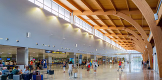 Un hombre sentó el cadáver de su esposa en una silla de ruedas e intentó subirla a un avión