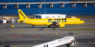 Por qué el camión de bomberos cruzaba la pista: las preguntas clave del accidente en LaGuardia que los investigadores intentan responder