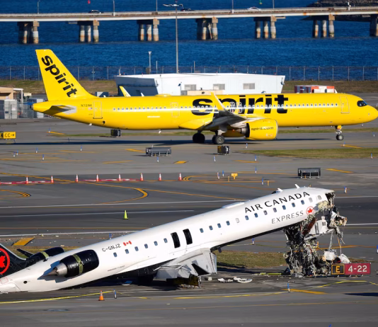 Por qué el camión de bomberos cruzaba la pista: las preguntas clave del accidente en LaGuardia que los investigadores intentan responder