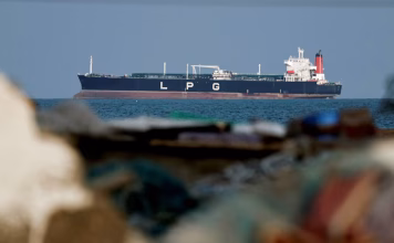 El petróleo vuelve a superar los US$100 pese al anuncio de Trump de suspender ataques contra Irán
