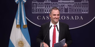 Declaran que Manuel Adorni adeudaría otros 65.000 dólares no documentados