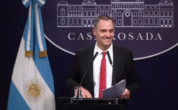 Declaran que Manuel Adorni adeudaría otros 65.000 dólares no documentados