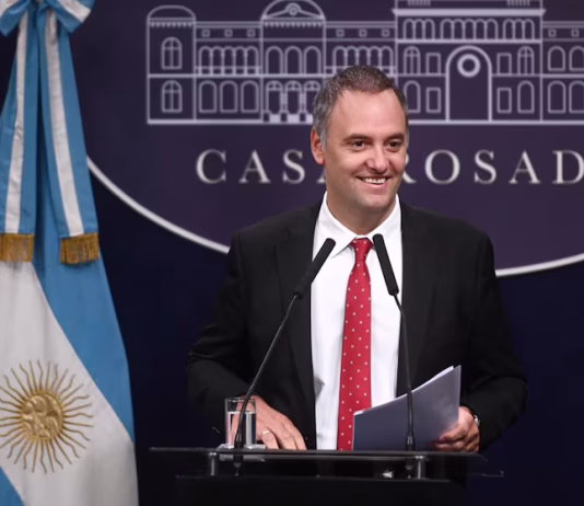 Declaran que Manuel Adorni adeudaría otros 65.000 dólares no documentados