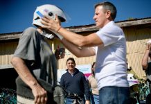 En Roque Pérez, la Provincia refuerza la seguridad vial con entrega de cascos, bicicletas y alcoholímetros