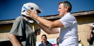 En Roque Pérez, la Provincia refuerza la seguridad vial con entrega de cascos, bicicletas y alcoholímetros