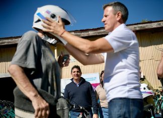 En Roque Pérez, la Provincia refuerza la seguridad vial con entrega de cascos, bicicletas y alcoholímetros