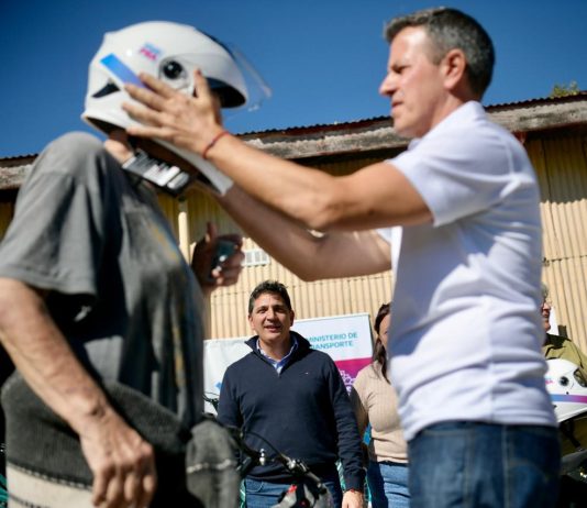 En Roque Pérez, la Provincia refuerza la seguridad vial con entrega de cascos, bicicletas y alcoholímetros