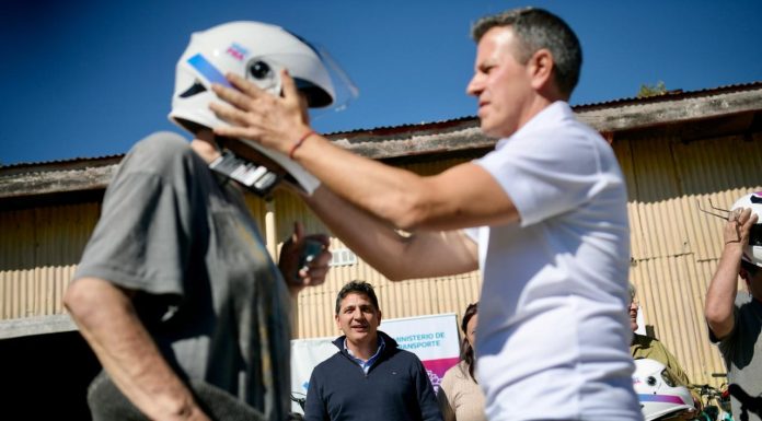 En Roque Pérez, la Provincia refuerza la seguridad vial con entrega de cascos, bicicletas y alcoholímetros