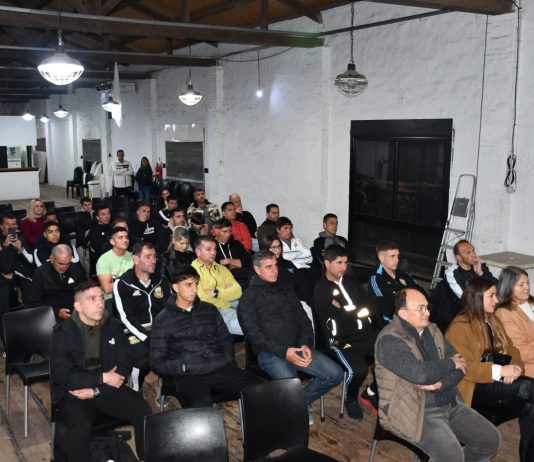 La Cooperativa de Árbitros de Saladillo entregó indumentaria a sus integrantes