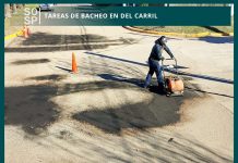 Realizan trabajos de bacheo en la localidad de Del Carril