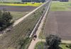 Realizan trabajos de limpieza y profundización de un canal en Del Carril