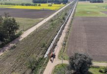 Realizan trabajos de limpieza y profundización de un canal en Del Carril