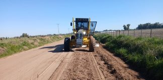 Realizan trabajos de mantenimiento en el camino a Los Guaycos