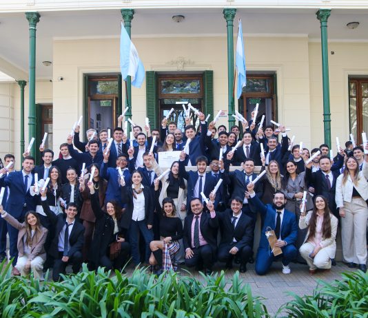 La Facultad de Ingeniería de la UNLP entregó diplomas y reconocimientos a sus nuevos graduados