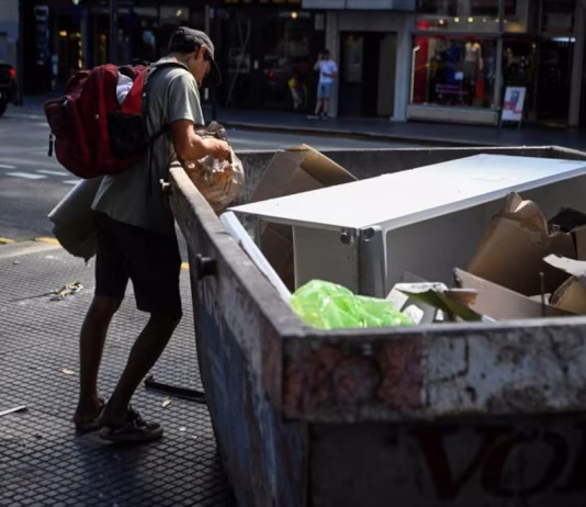 La pobreza subió al 32,3% en el primer semestre del año y afectó a 15,5 millones de personas