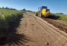 Realizan trabajos de mantenimiento en el camino a Los Guaycos
