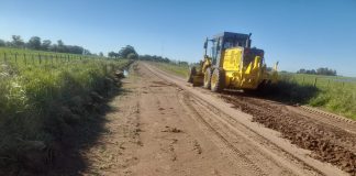 Realizan trabajos de mantenimiento en el camino a Los Guaycos
